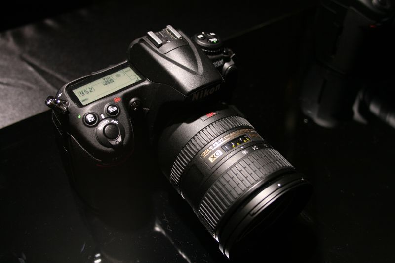 Illustration for article titled Hands On D3 and D300 Impressions: Beefy and Beautiful